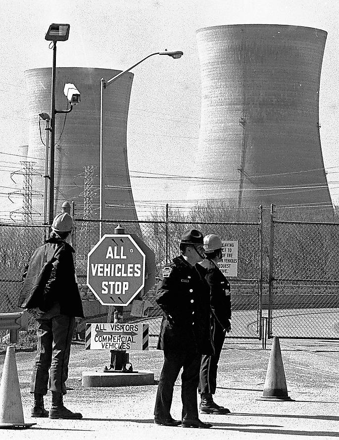 Vakter utanför kärnkraftverket i Harrisburg i mars 1979.