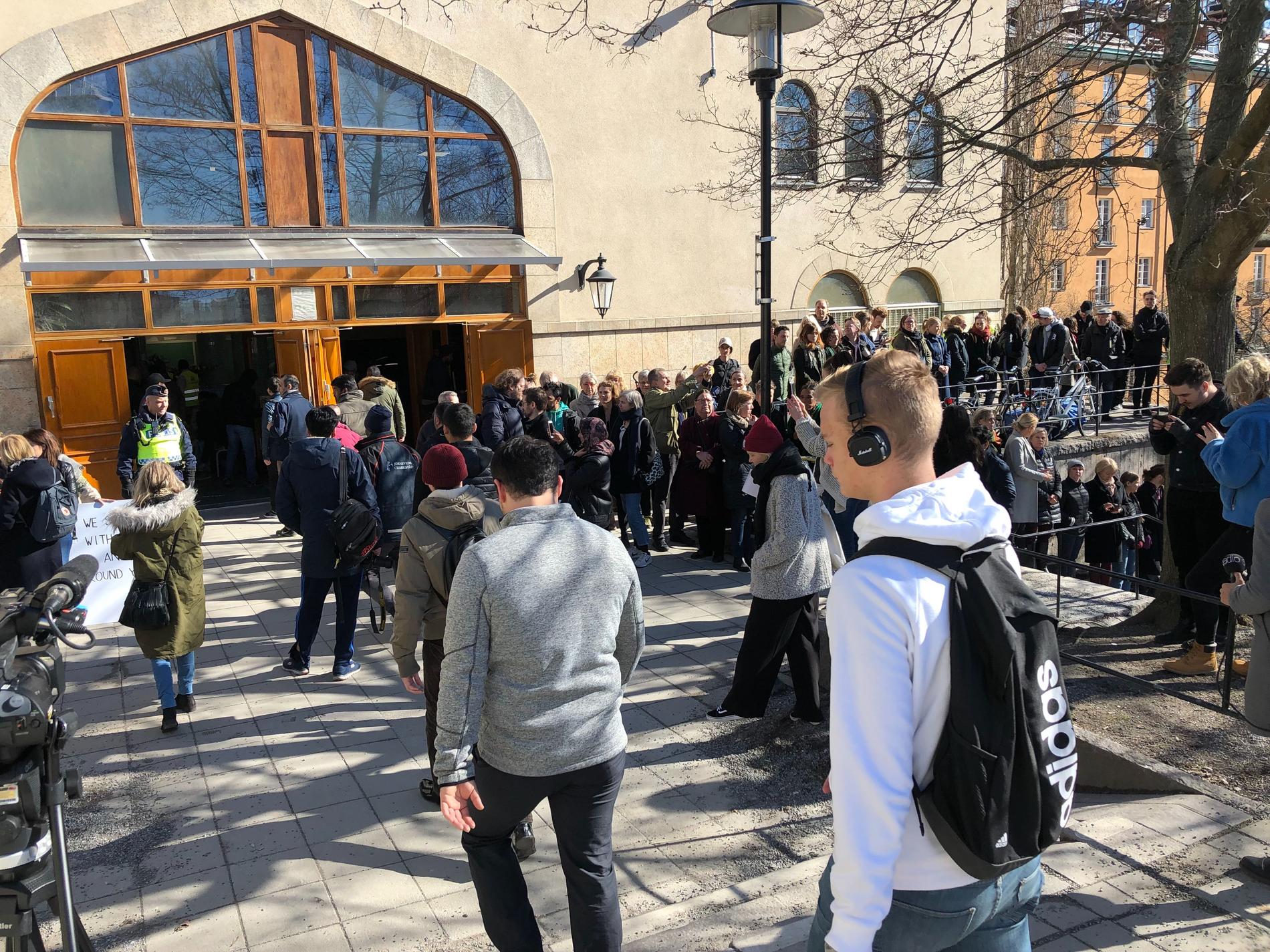 Många samlades vid Stockholms moské för att hedra terrorns offer. 