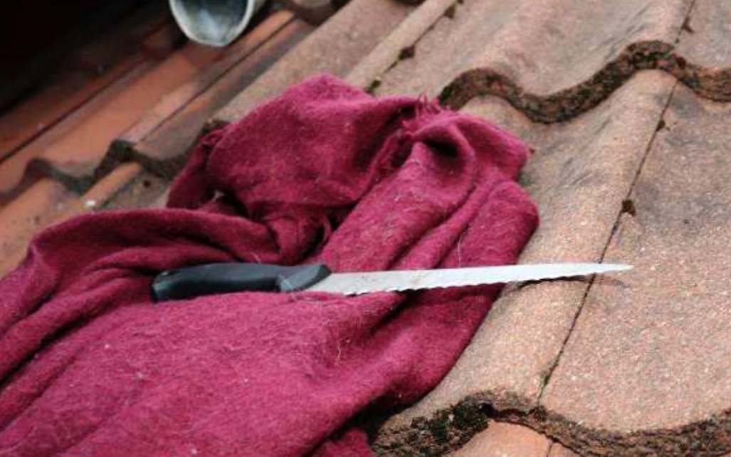 Mordvapnet hittades inlindat i en filt och utkastat på taket.