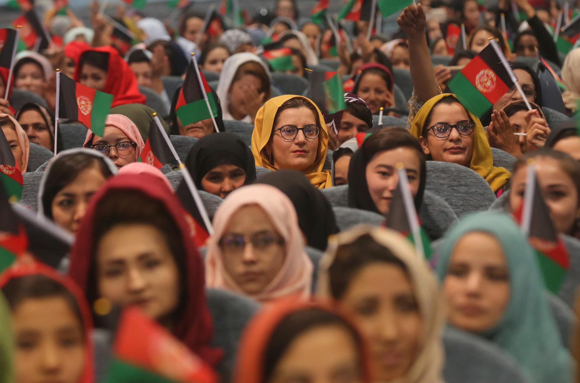 Afghanska kvinnor deltar i ett kampanjmöte för president Ashraf Ghani, som söker nytt förtroende i september.