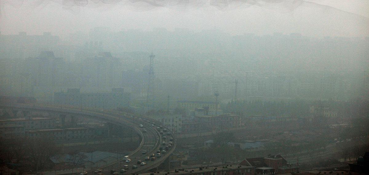 Smoggen är tät i kinesiska städerna.