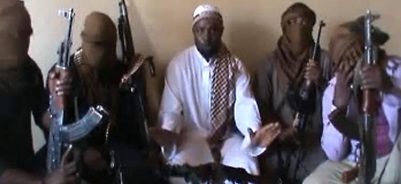 Boko Harams ledare Abubakar Shekau (i mitten).