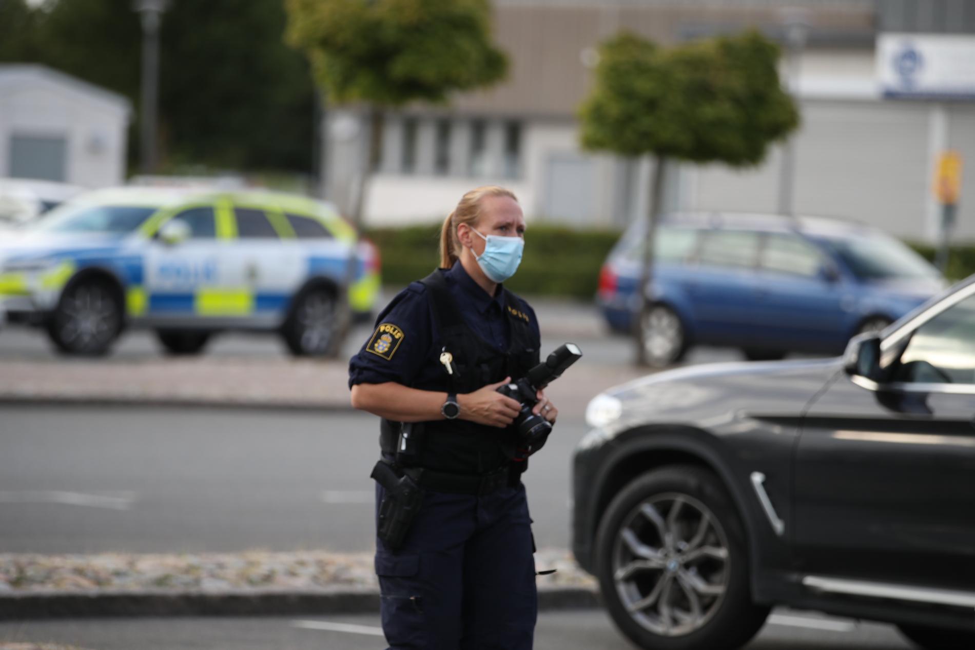 Tre skottskadades allvarligt vid ett köpcentrum i Kristianstad under tisdagskvällen. 