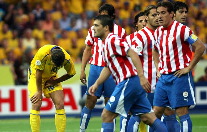 Under VM 2006 i Tyskland hade Zlatan ont i ljumskarna och presterade knappast på topp. Här hukar sig svensken i segermatchen mot Paraguay, där Fredrik Ljungberg gjorde blågults segermål.