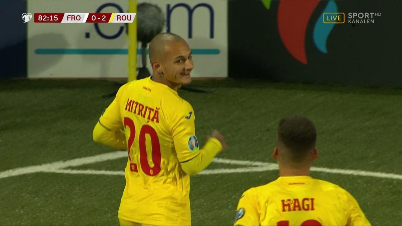 Rumäniens Alexandru Mitriță jublar efter 2–0-målet.