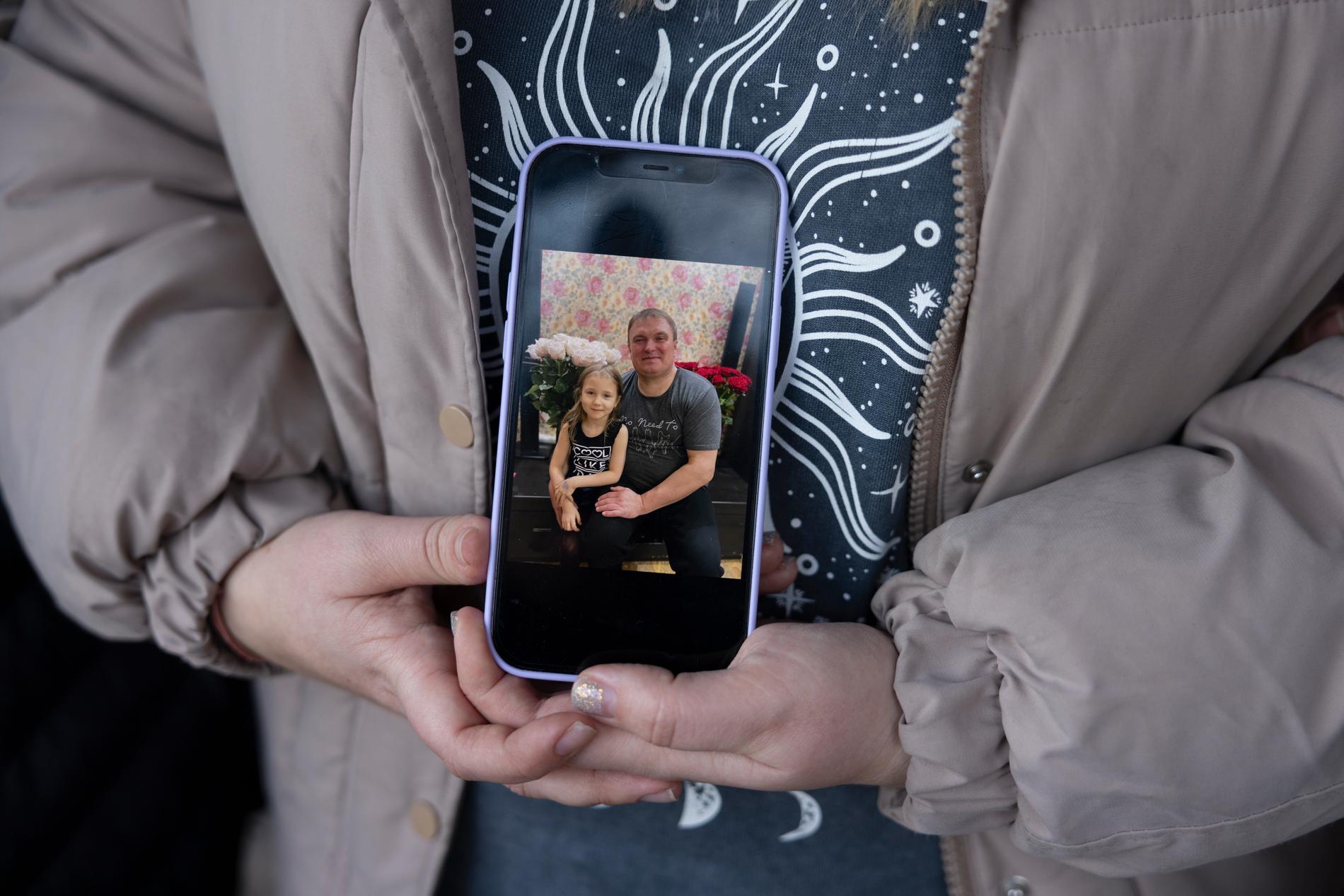 Kiras mamma Alina Artuhova, 29, visar sin favoritbild på sin pappa och sin dotter. 
