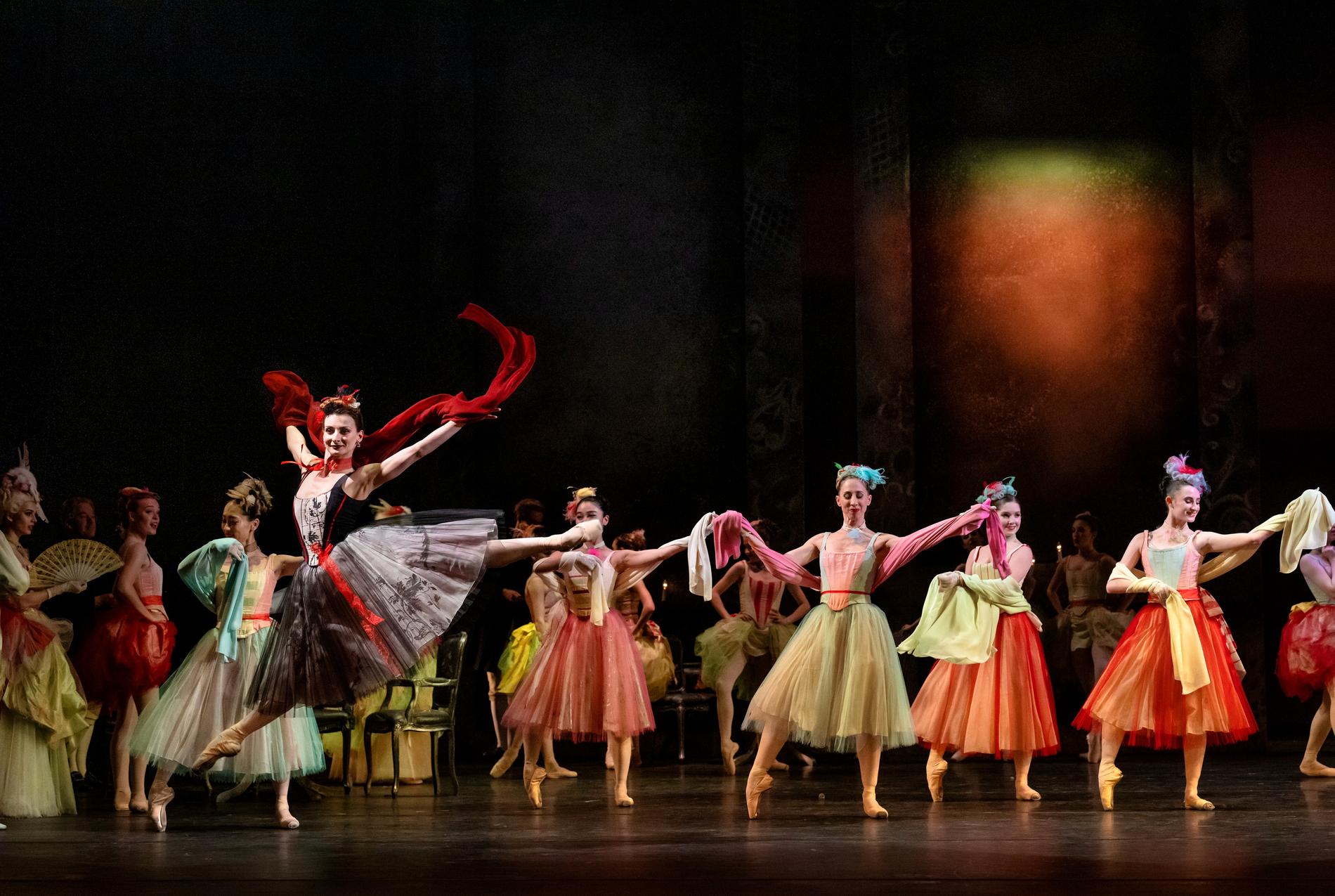 Kungliga Baletten som glädjeflickor i Kenneth MacMillans ”Manon” på Kungliga Operan.