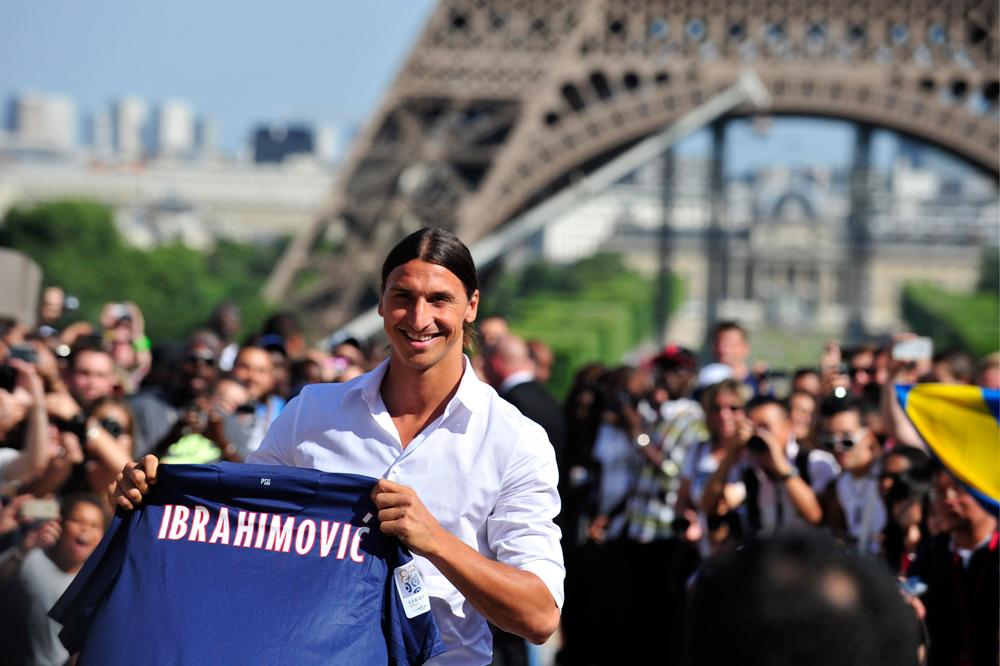 I juli 2012 presenterades Zlatan för sin nya klubb PSG. Givetvis vid foten av mäktiga Eiffeltornet.
