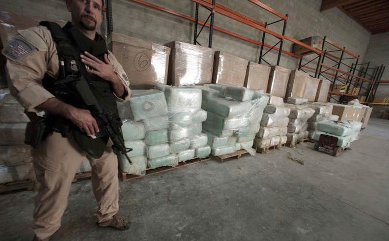 Agenter från amerikanska Homeland Security vaktar delar av de beslagtagna tonen marijuana.