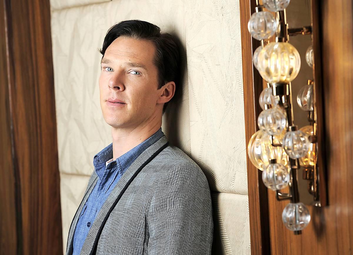 Benedict Cumberbatch är numera världskänd som Sherlock Holmes. Men han vill hålla sig jordnära. ”Jag försöker se varje jobb som det första jag har. Hur ska jag klara jobbet med regissören och kollegorna?”, säger han.