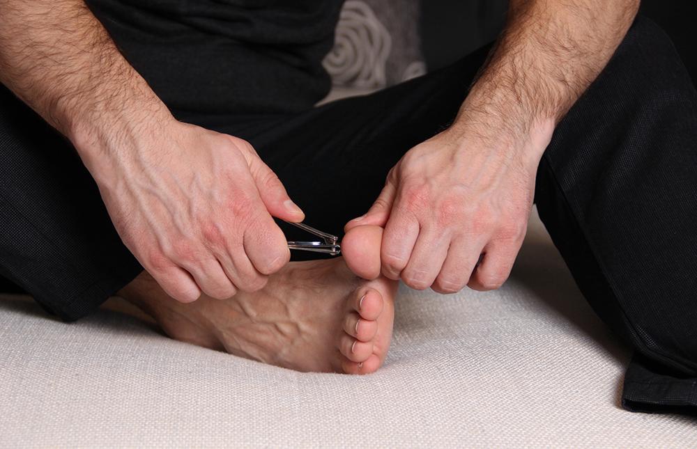 42 procent av de som har svarat på Ikeas undersökning brukar klippa tånaglarna i soffan.