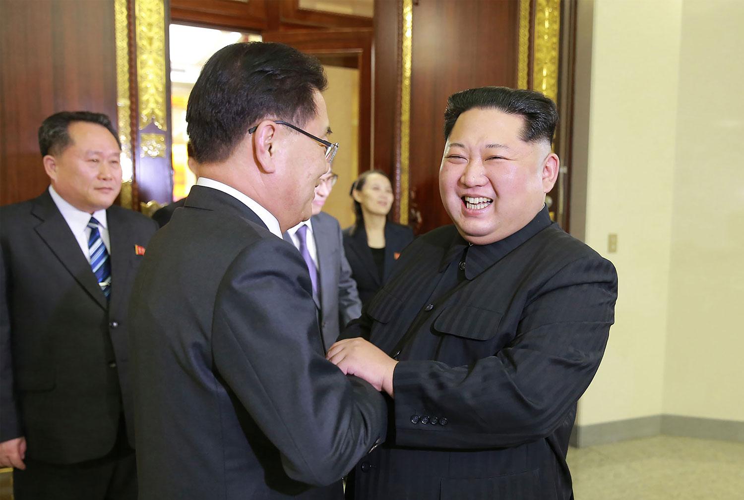 Nordkoreas diktator Kim Jong-Un skakar hand med Sydkoreas representant Chung Eui-yong.