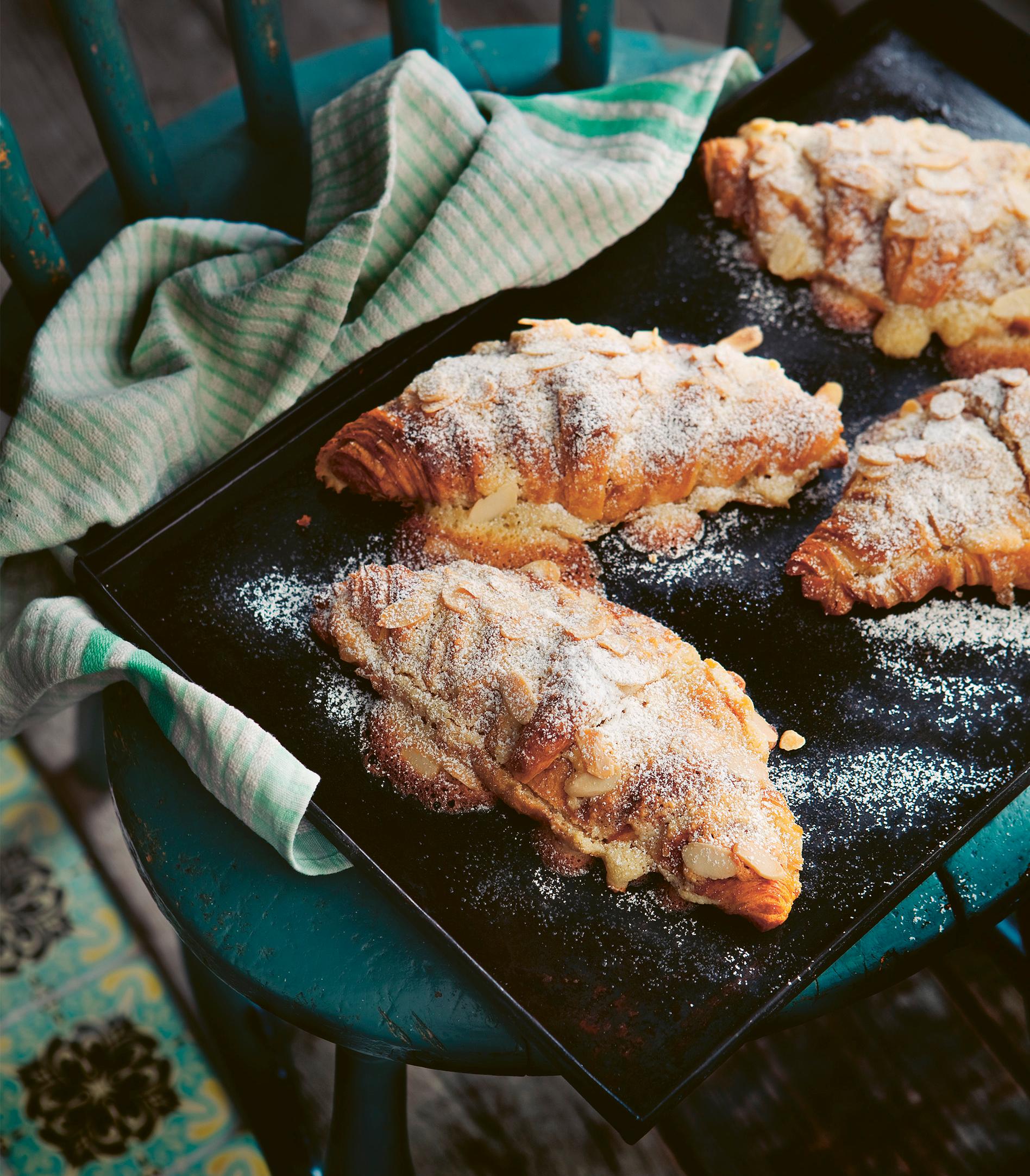 ”Croissants aux amandes” görs på dagsgamla croissanter.