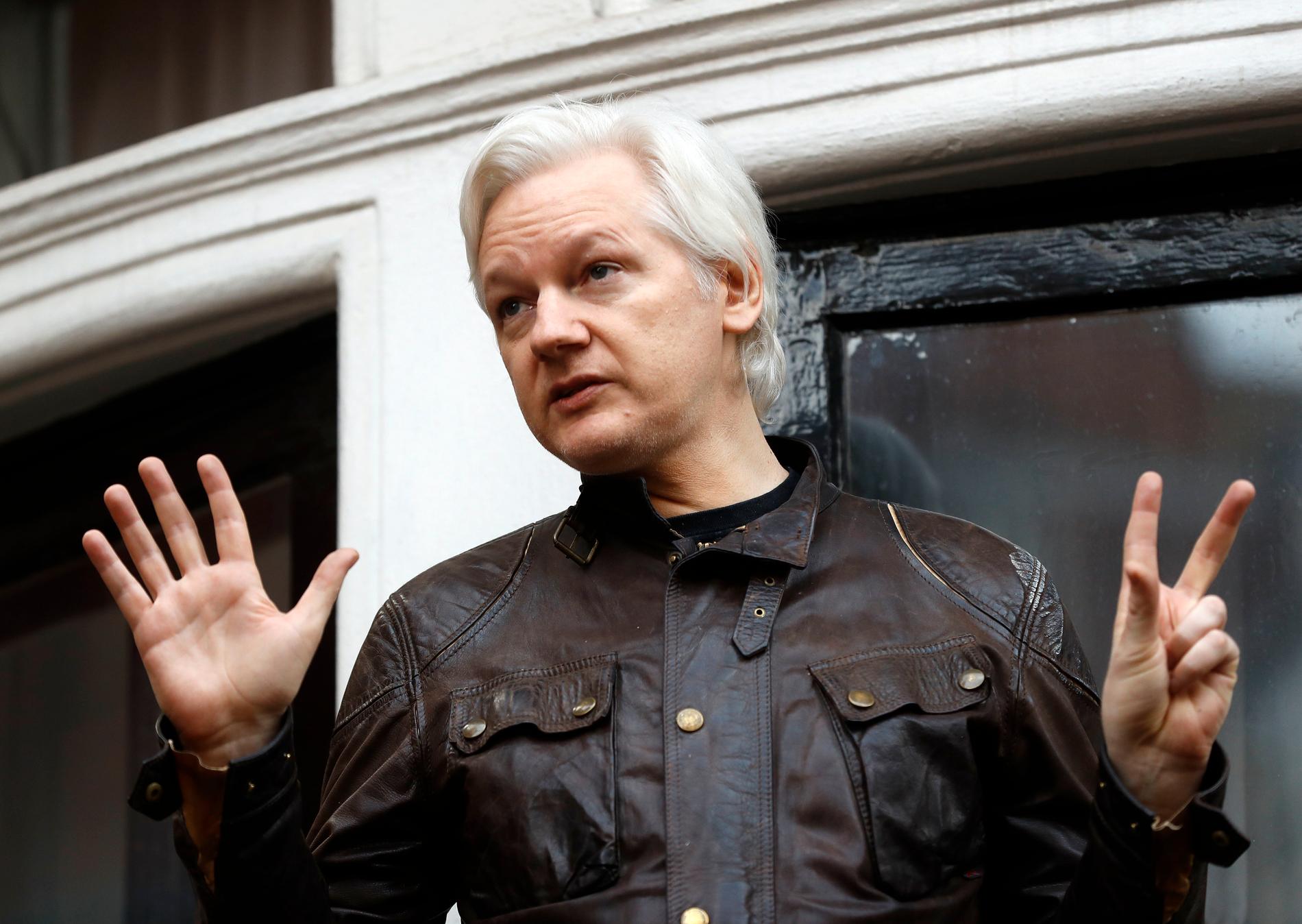 Julian Assange utanför Ecuadors ambassad i London 2017.