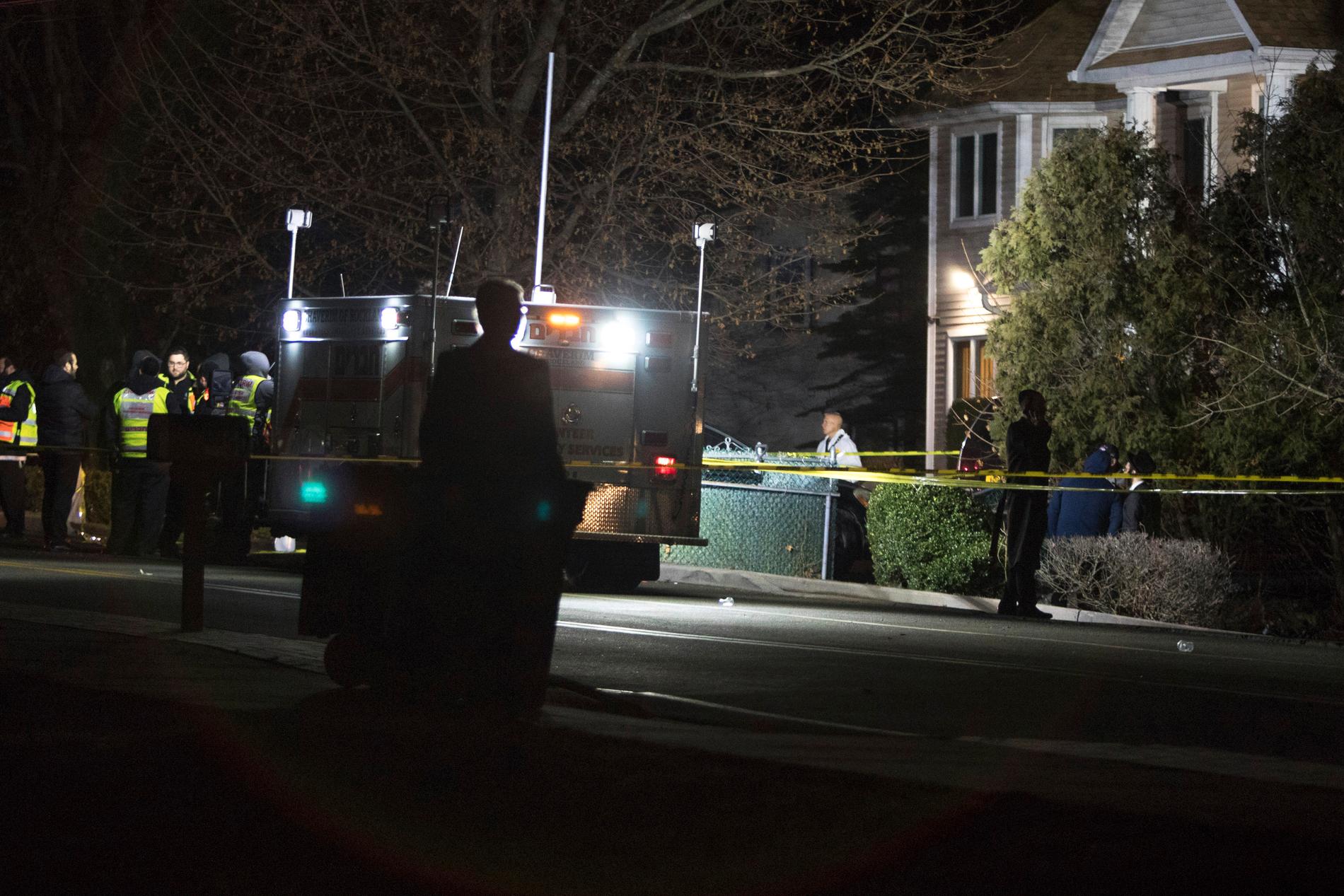  Flera personer har blivit huggna av en machetesvingande man vid ett hem nära en synagoga i staden Monsey i delstaten New York i USA.