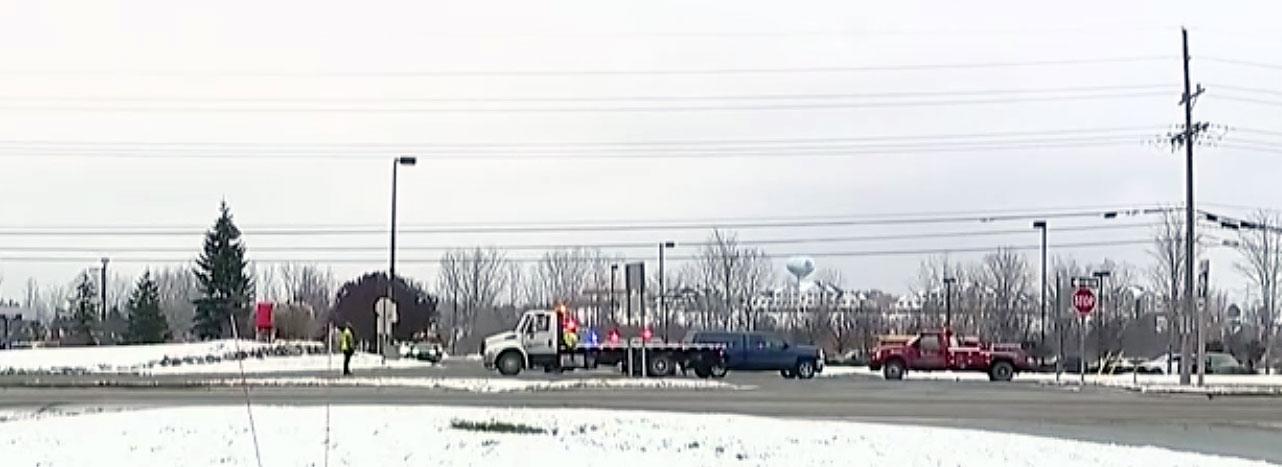 Skjutningen ska ha skett i Oxford, norr om Detroit. Bild från nyhetsbyrån AP som är på plats.