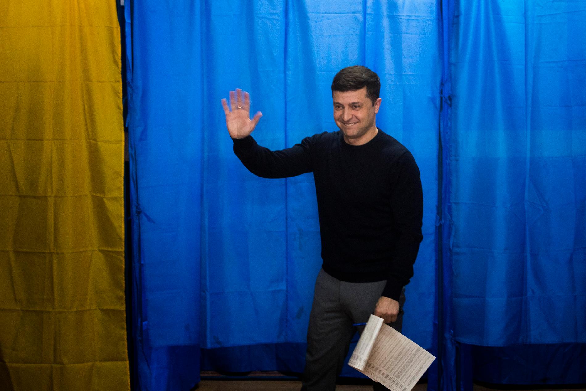 Komikern och presidentkandidaten Volodymyr Zelenskyj på väg att lägga sin röst i söndagens val.