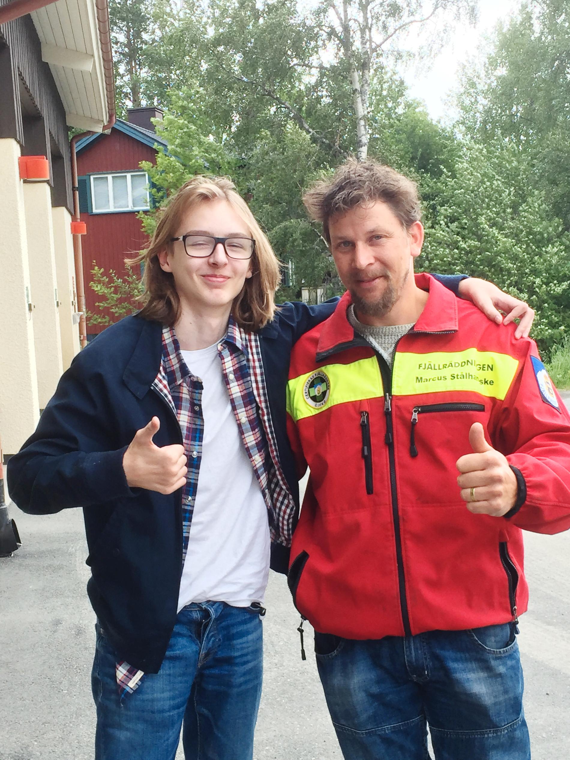 Leo Wågberg med Marcus Stålhandske från Fjällräddningen. Leo räddades efter att ha fått hjärtstopp när han hamnade i vattnet vid en kanottur på konfirmationslägret.