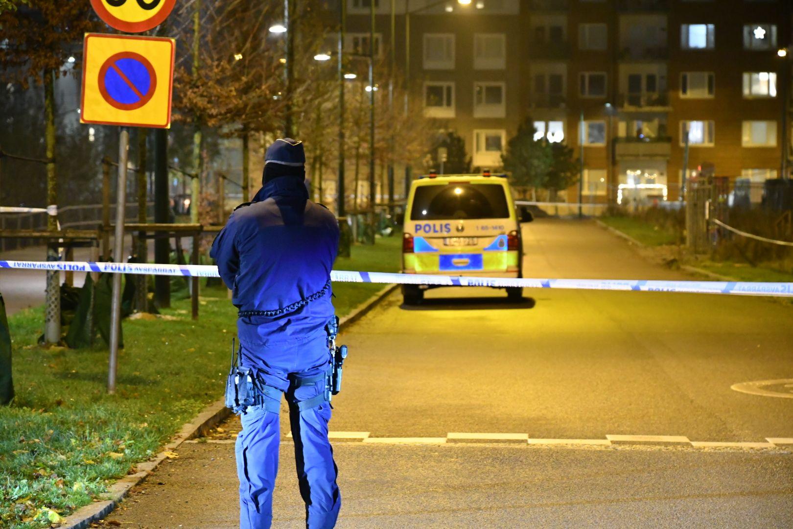 En 27-årig dansk man är internationellt efterlyst misstänkt för mordet. 