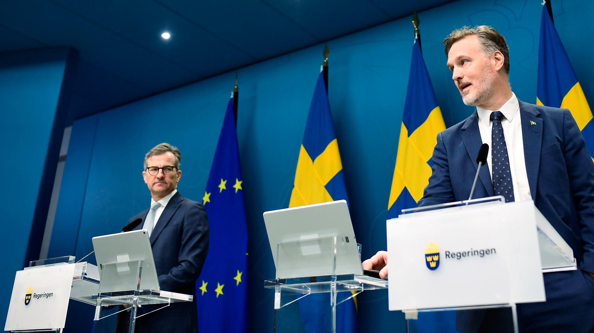 Finansinspektionens generaldirektör Erik Thedéen (till vänster) och finansmarknadsminister Max Elger (S) under pressträffen.