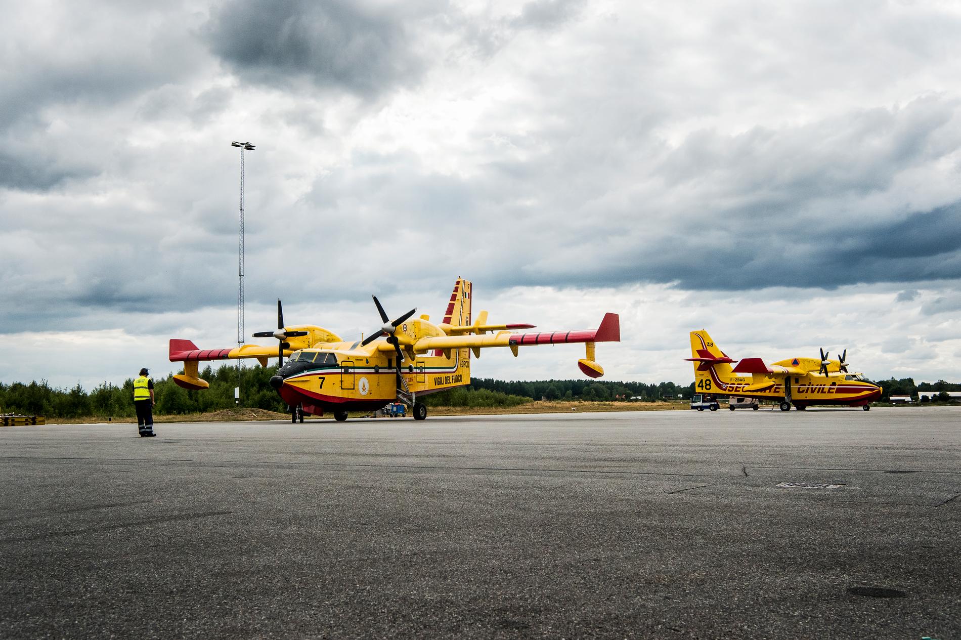 Franska och italienska brandflyg lånades in under sommaren 2018 för att hantera skogsbränderna. 