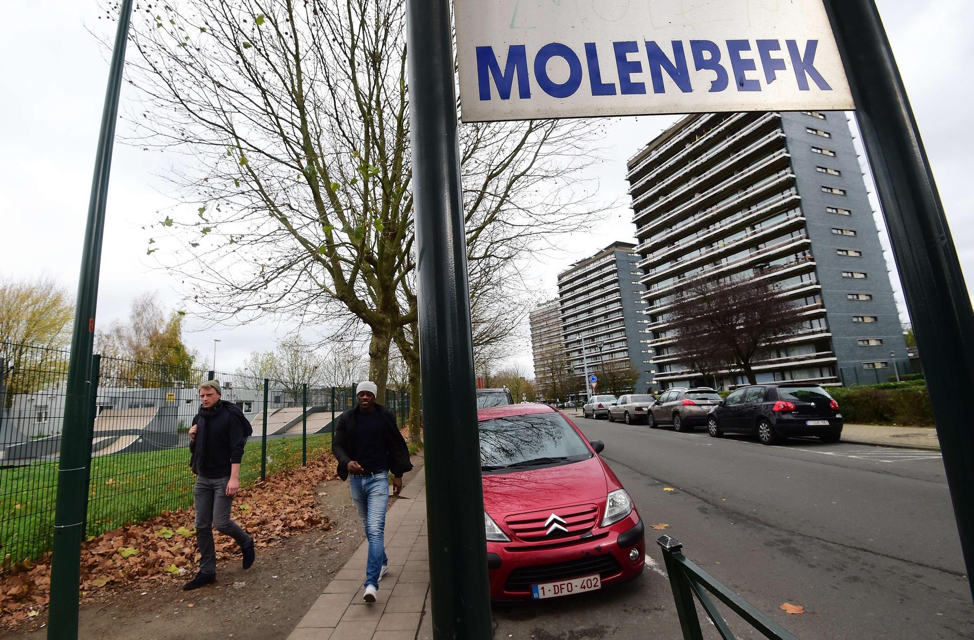 Flera personer greps i stadsdelen Molenbeek i Bryssel med koppling till dåden i Paris.