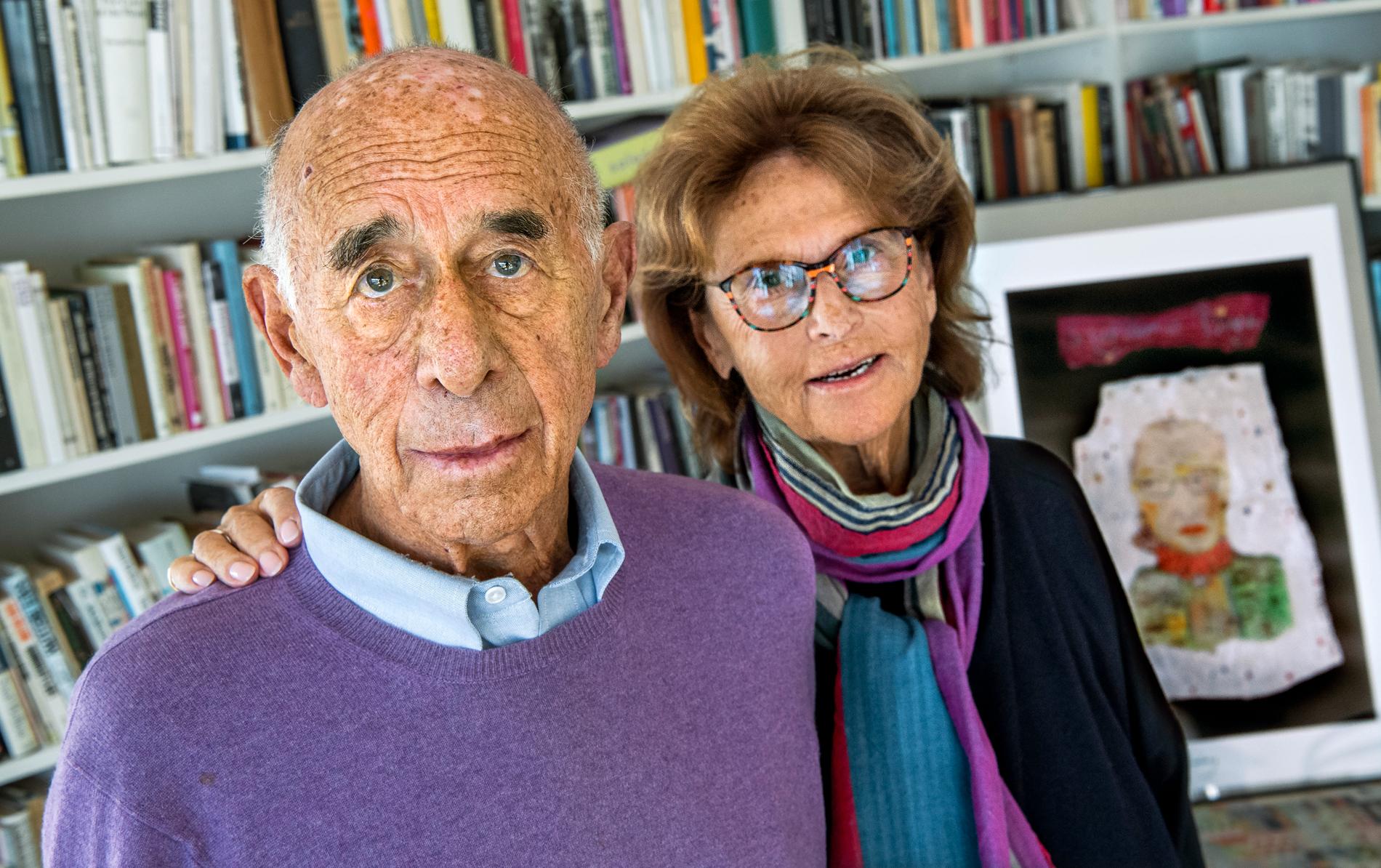 Gerald Nagler med hustrun Monica bredvid ett porträtt av vännen Ruth Bader Ginsburg.
