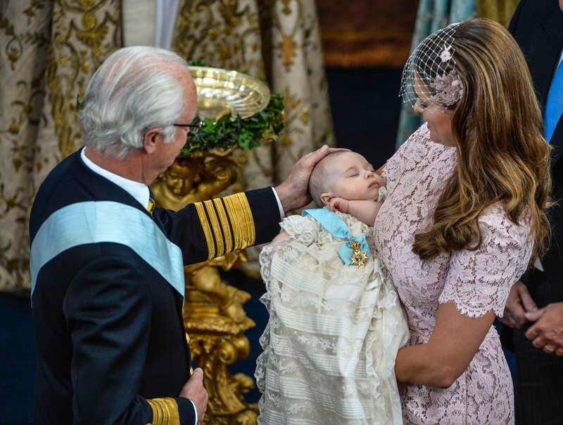 Kungen klappade sin dotterdotter Leonore, som sov sött i mammas famn under dopet i Slottskyrkan.
