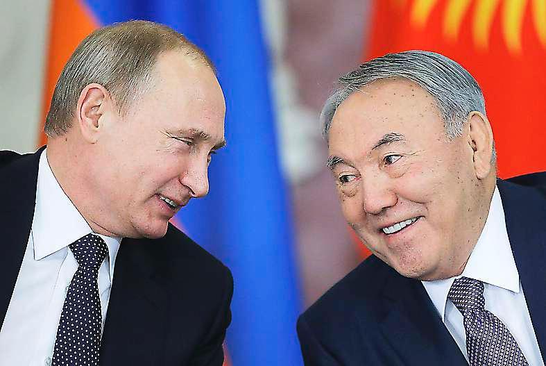 Nazarbajev med Rysslands president Putin som liksom Kina och västvärlden låter diktaturen i Kazakstan hållas.