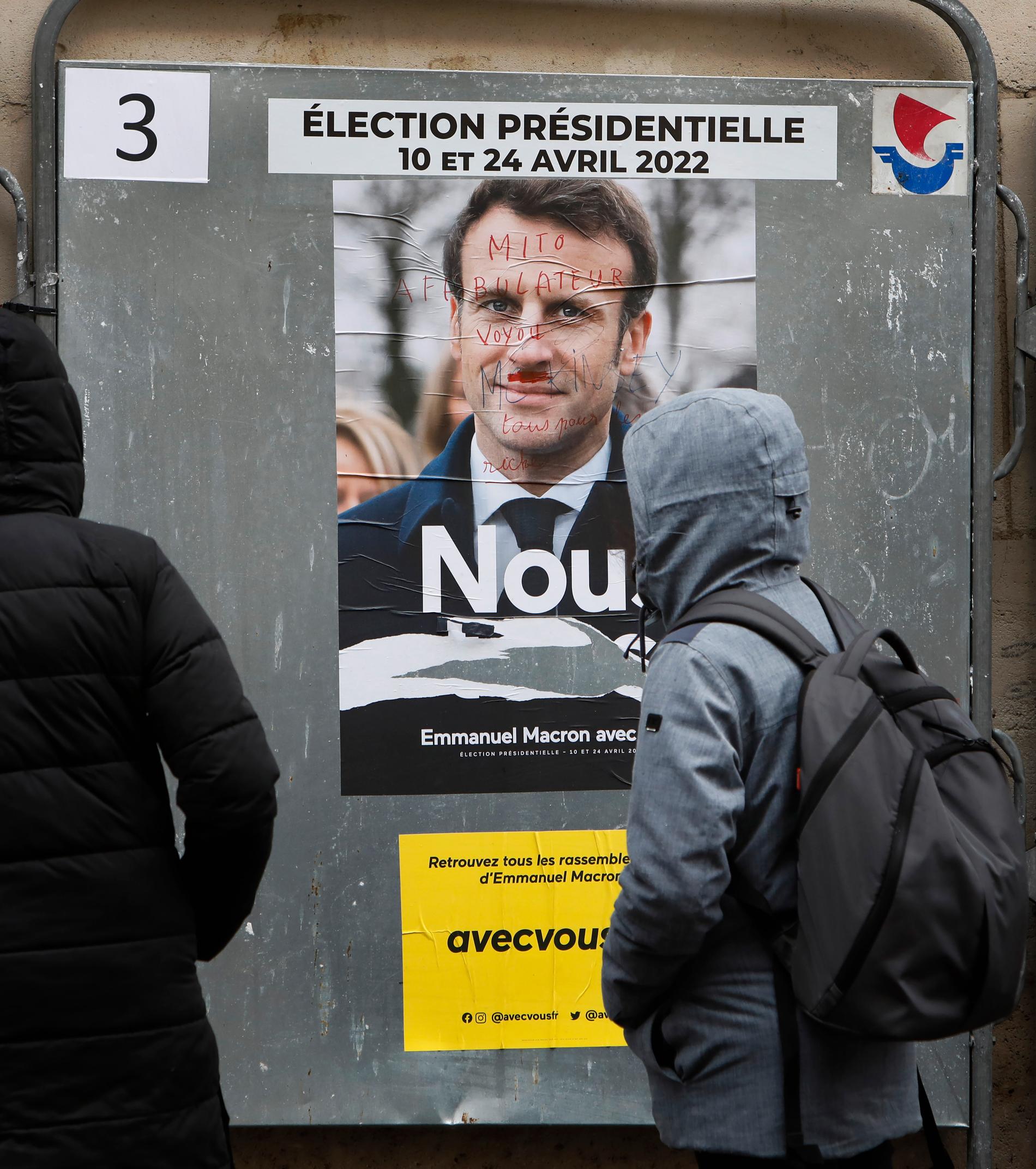 Aftonbladets Wolfgang Hansson skriver att Macron varit osynlig under valrörelsen, vilket kan vara en farlig taktik. På bilden en nedklotttrad valaffisch på Paris gator.