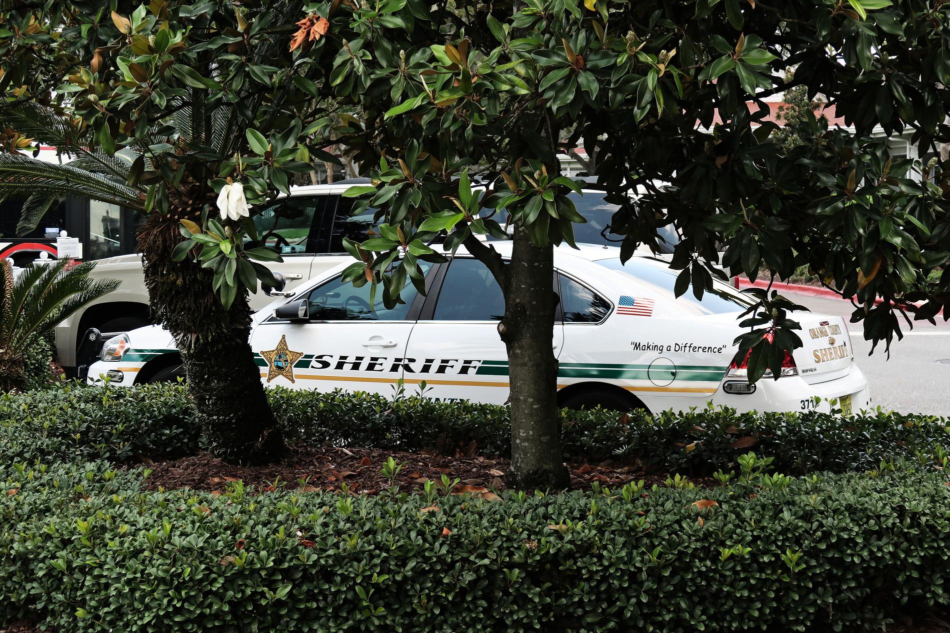 2-åring fångad av alligator på resorten Disney Grand Floridian nära Disney World. En polisbil står utanför.