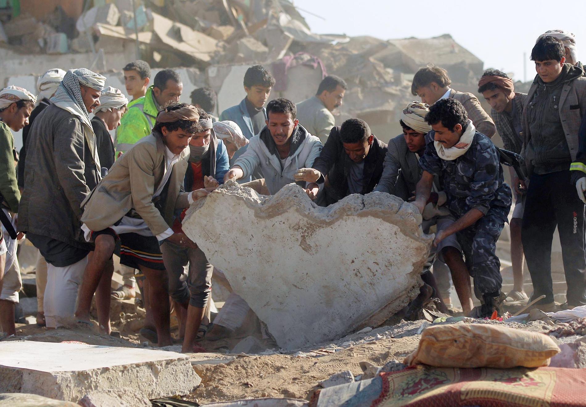 Nära Sanaa Airport i Jemen söker man efter överlevare efter den Saudiska flygräden.