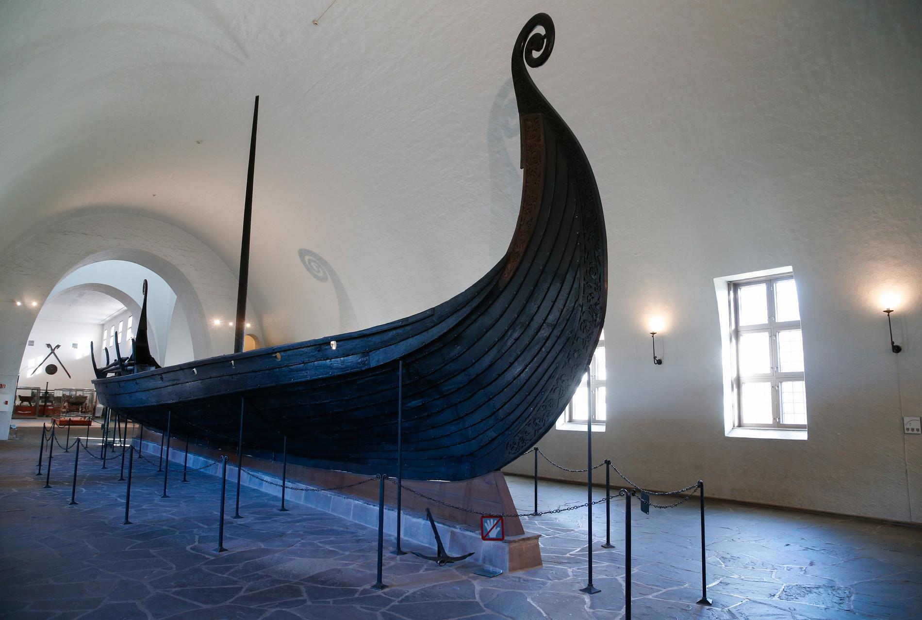 Ett vikingaskepp på utställning på ett norskt museum. Arkivbild.