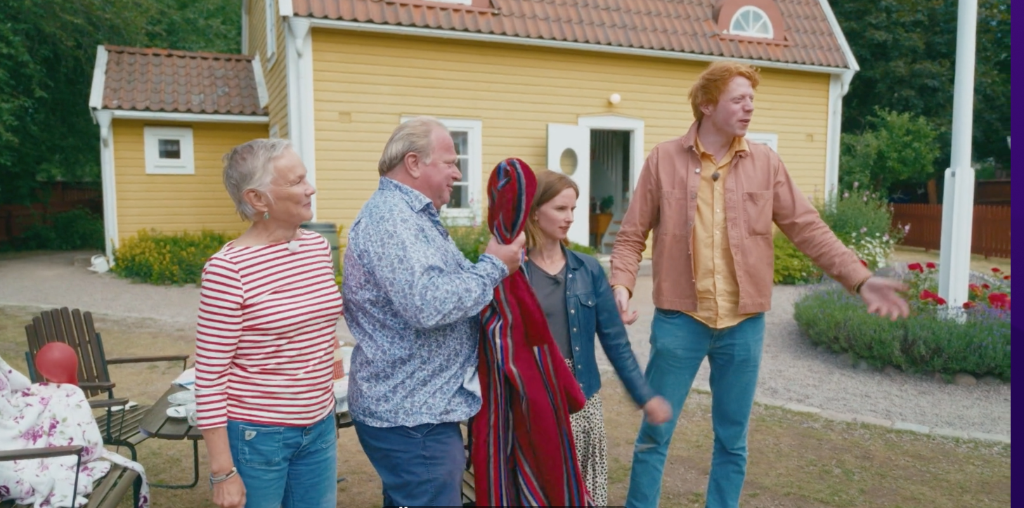 Skådespelarna Grete Havnesköld, Claes Malmberg och Beatrice Järås, som tillsammans bildar familjen Nyman, skrattar och kramas när de återförenas.