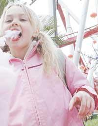 ”Jättegod sockervadd, men inte lika god som hemma i Sverige. Fyra plus”, sa Hanna Berglund, 8, om sockervadden på Tivoli. Foto: PER EK