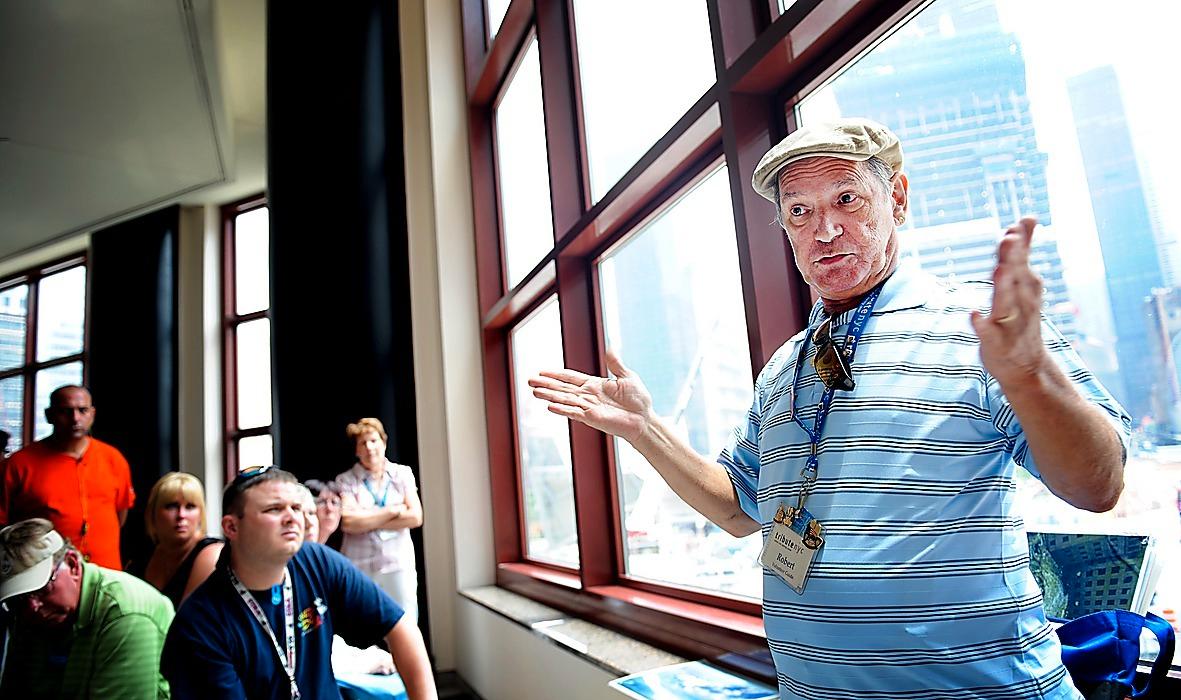 GUIDAR Bob Nussberger guidar numera turister runt Ground Zero. ”Varje gång jag berättar för andra vad som hänt så bearbetar jag min egen sorg”, förklarar han.