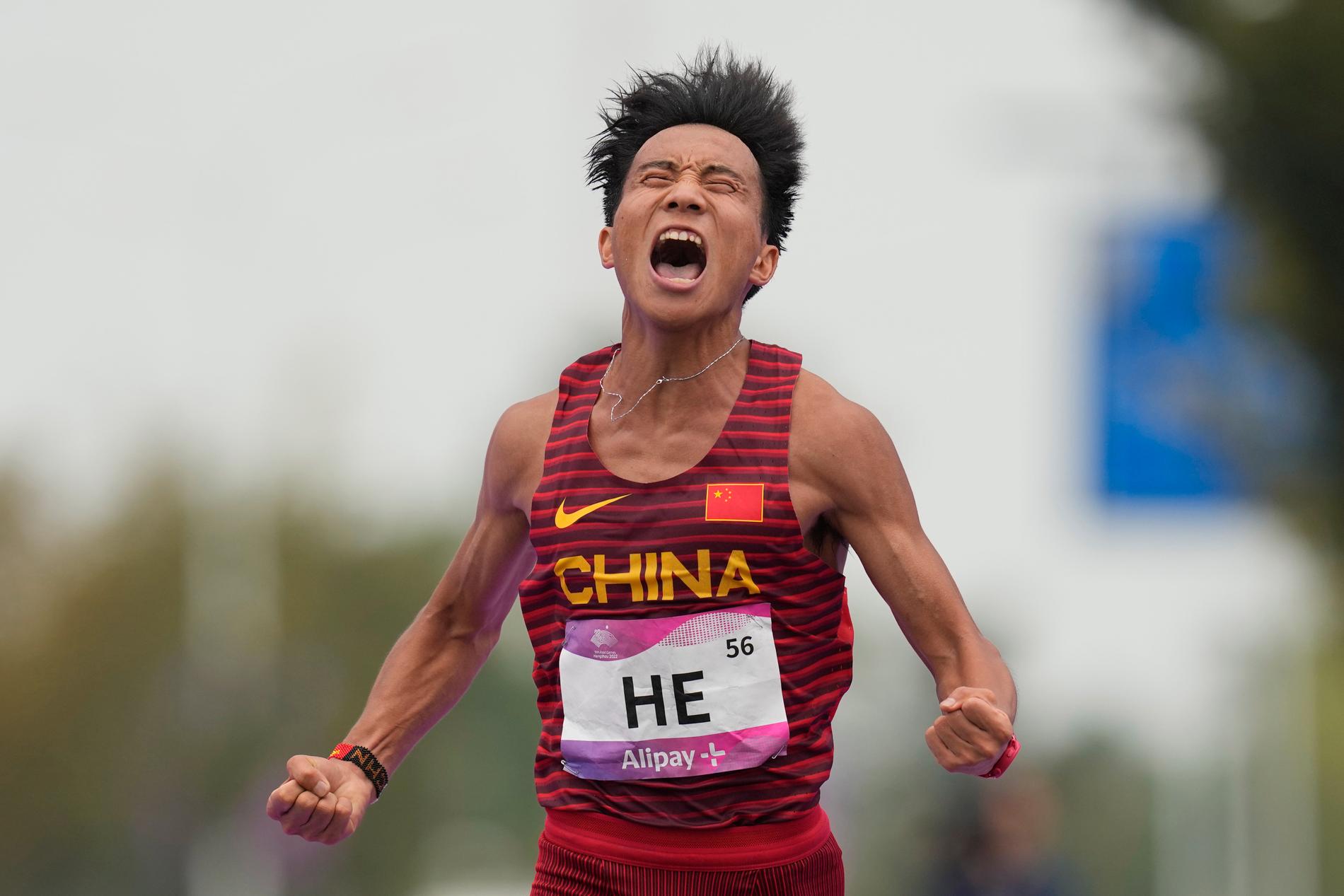 Kinas He Jie tog hem söndagens halvmaraton i Peking, men på upploppet såg han ut att få segern till skänks av tre medlöpare. Arkivbild.