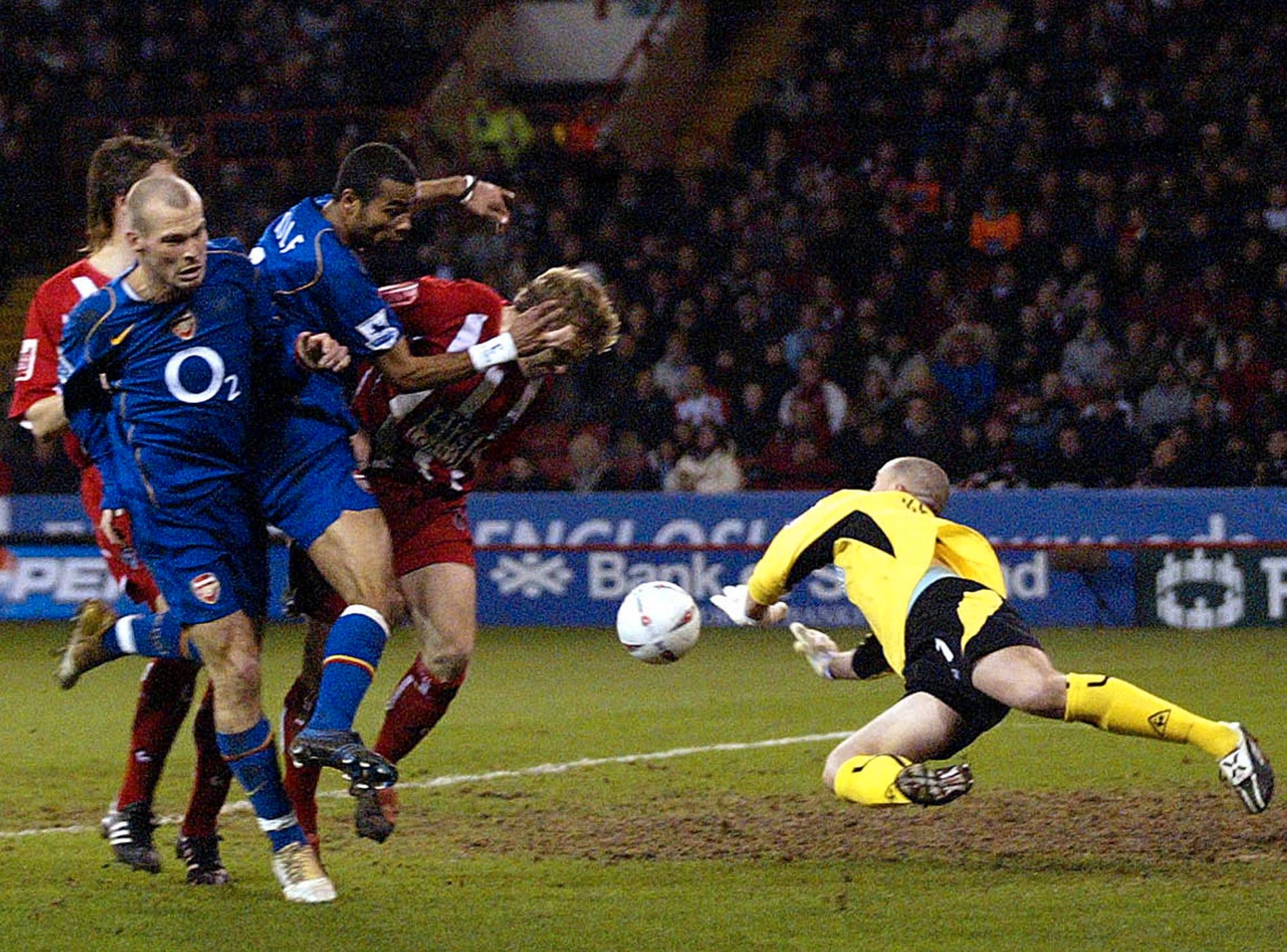 Fredrik Ljungberg och Ashley Cole i en match för Arsenal mot Sheffield United 2005. Arkivbild.