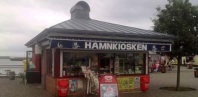 Här i Hamnkiosken i Simrishamn lämnade paret in spelet som gav 80 miljoner.