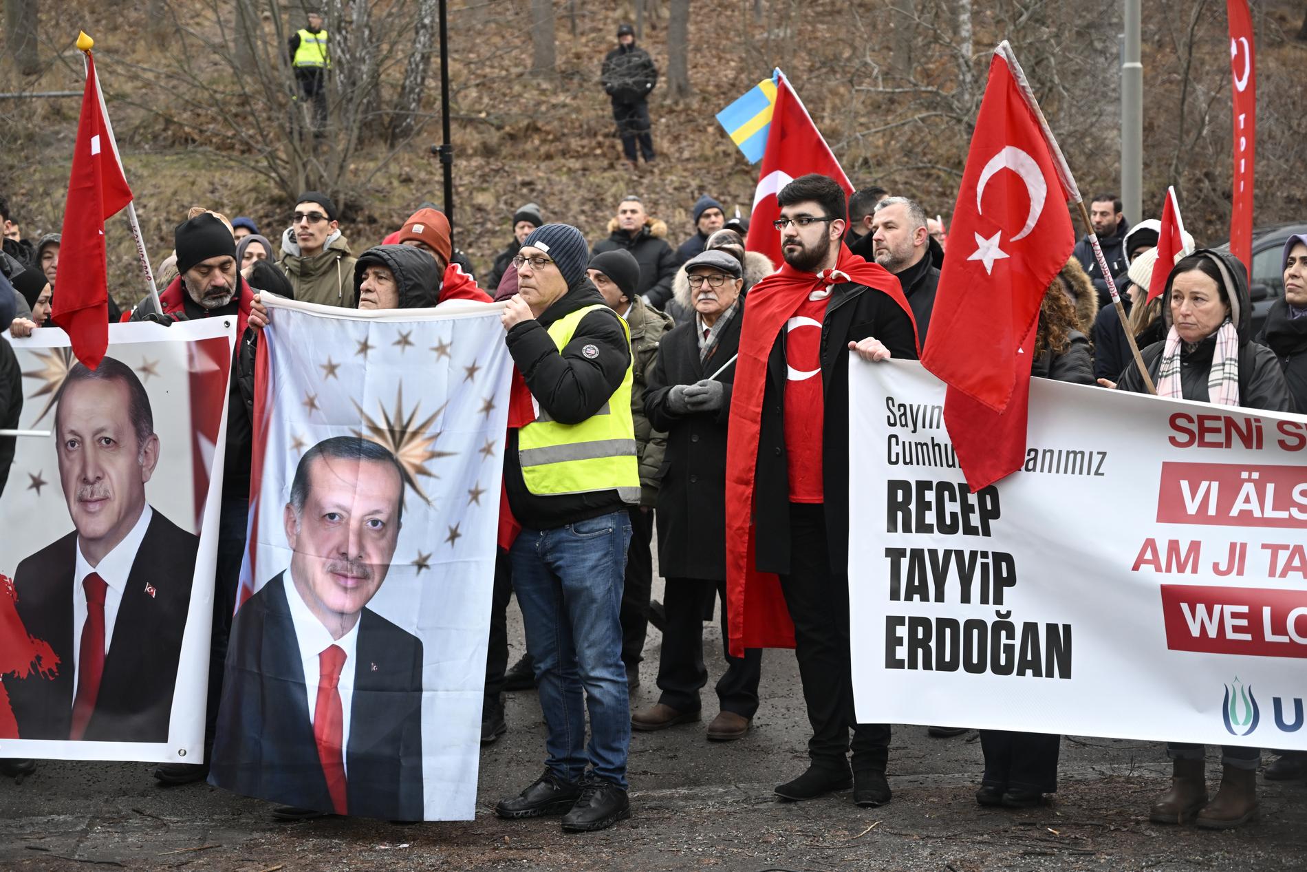 Demonstration till stöd för Turkiet och president Recep Tayyip Erdogan utanför Turkiets ambassad.