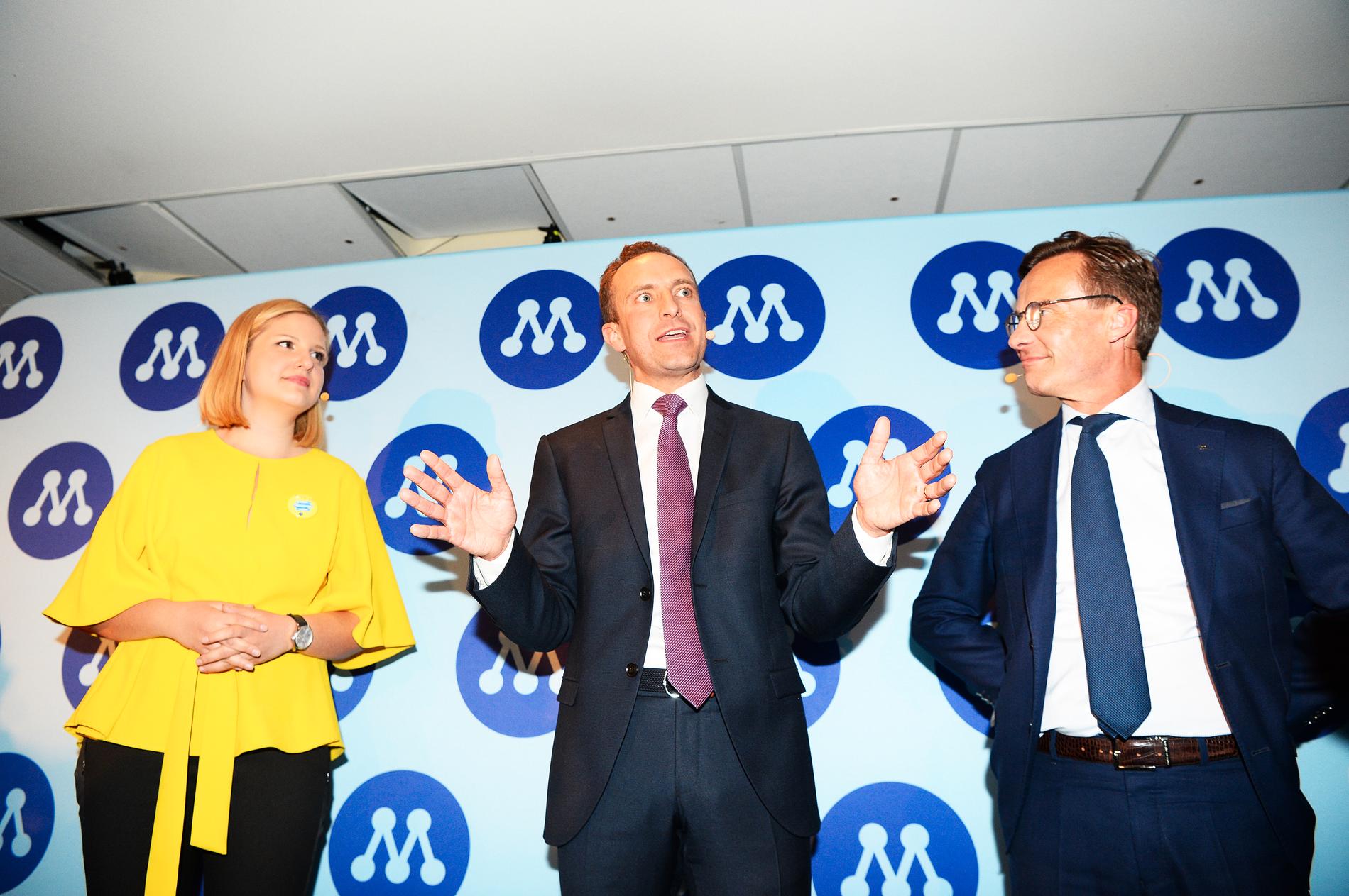 Arba Kokalari, Tomas Tobé och Ulf Kristersson efter att Moderaterna tycks ha befäst sin ställning som näst största parti.