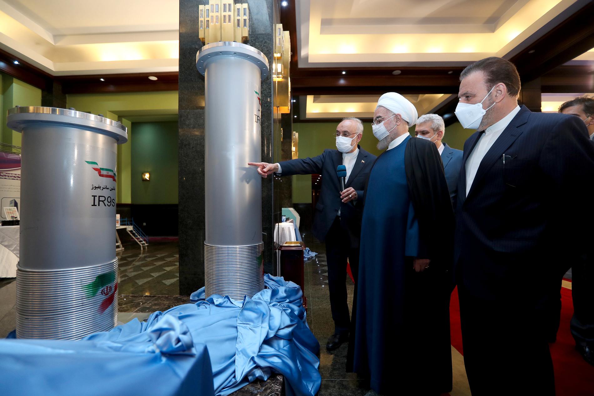 Irans president Hassan Rohani lyssnar till en genomgång om landets atomprogram på lördagen.