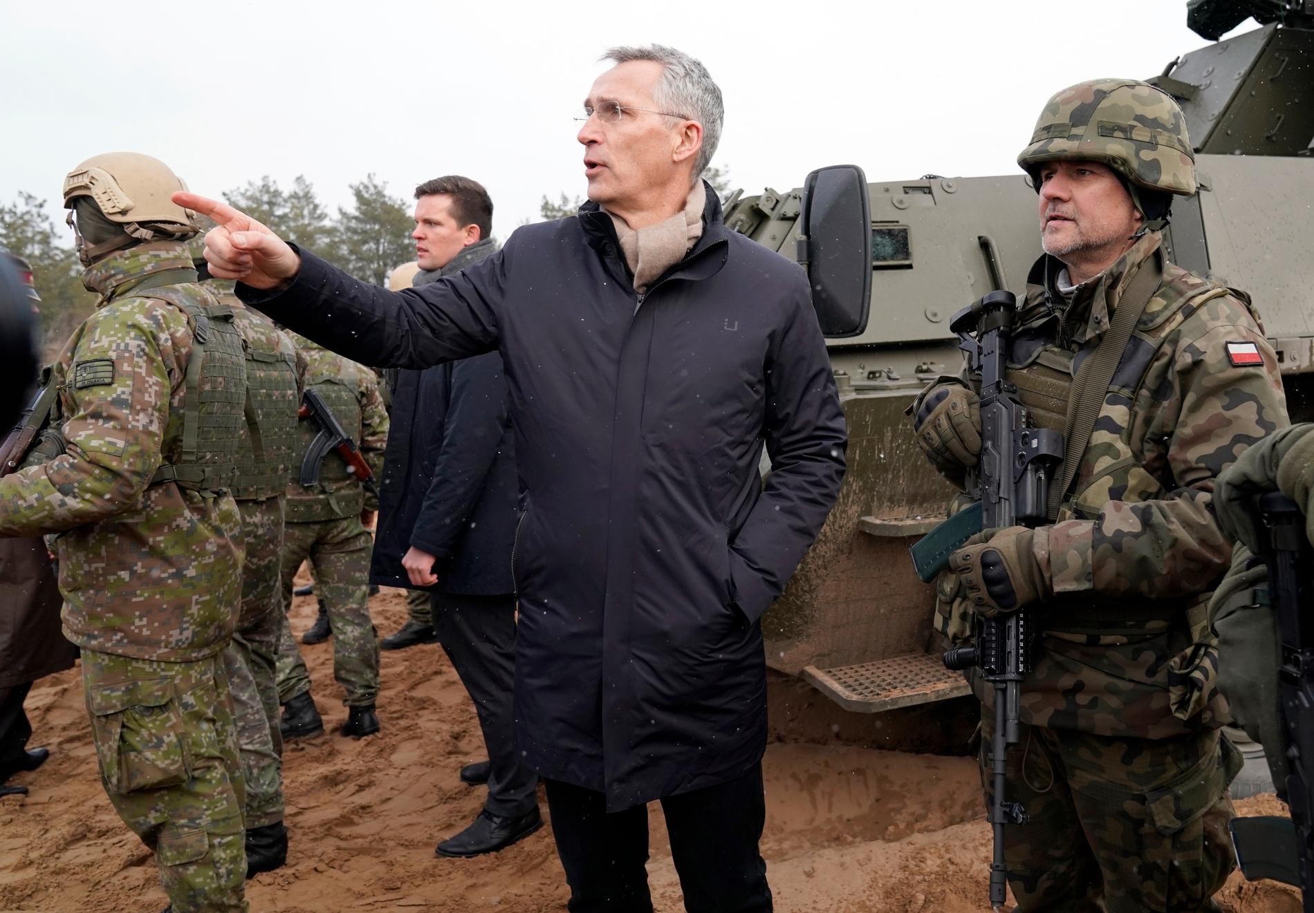 Natos generalsekreterare Jens Stoltenberg tillsammans med polska trupper vid en lettisk militärbas
