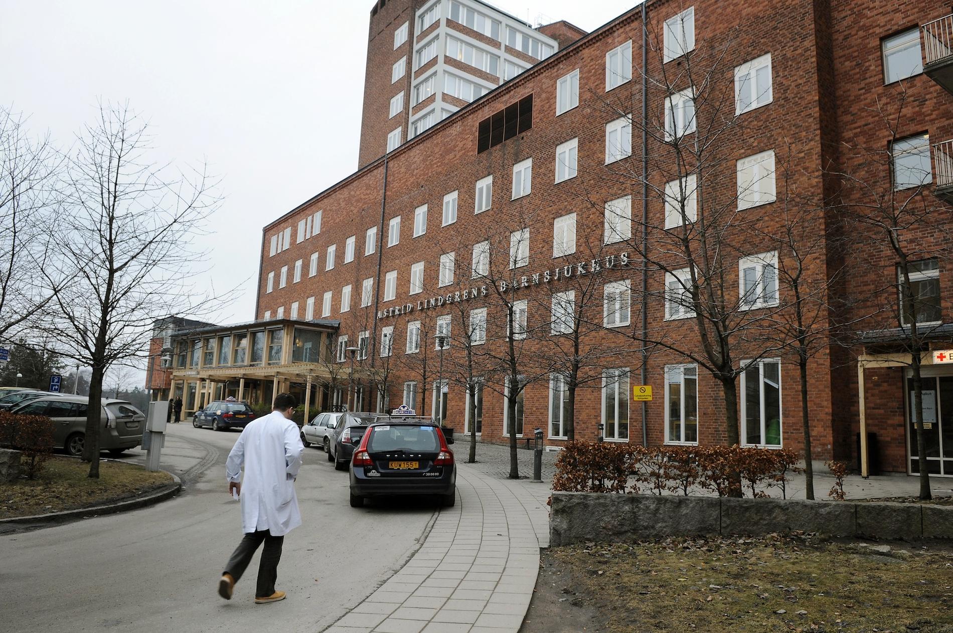 På uppföljningsmottagningen på Karolinska Universitetssjukhuset i Solna, i Astrid Lindgrens barnsjukhus före detta infektionsavdelning, utreds de svårast sjuka och som är i behov av rehabilitering. 