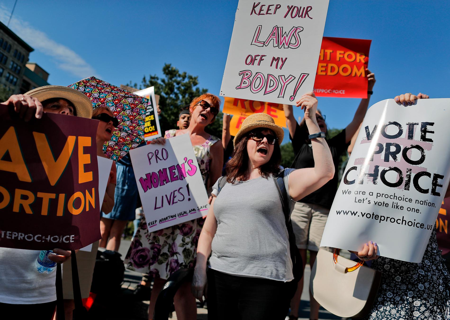 Kvinnoaktivister, i huvudsak demokrater, demonstrerar för aborträtten i New York tidigare i år.