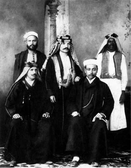 Ivan Aguéli (längst upp till vänster) tillsammans med Enrico Insabato (bredvid Aguéli) och andra tillskyndare av tidskriften "Il Convito" som utkom mellan 1904 och 1907.