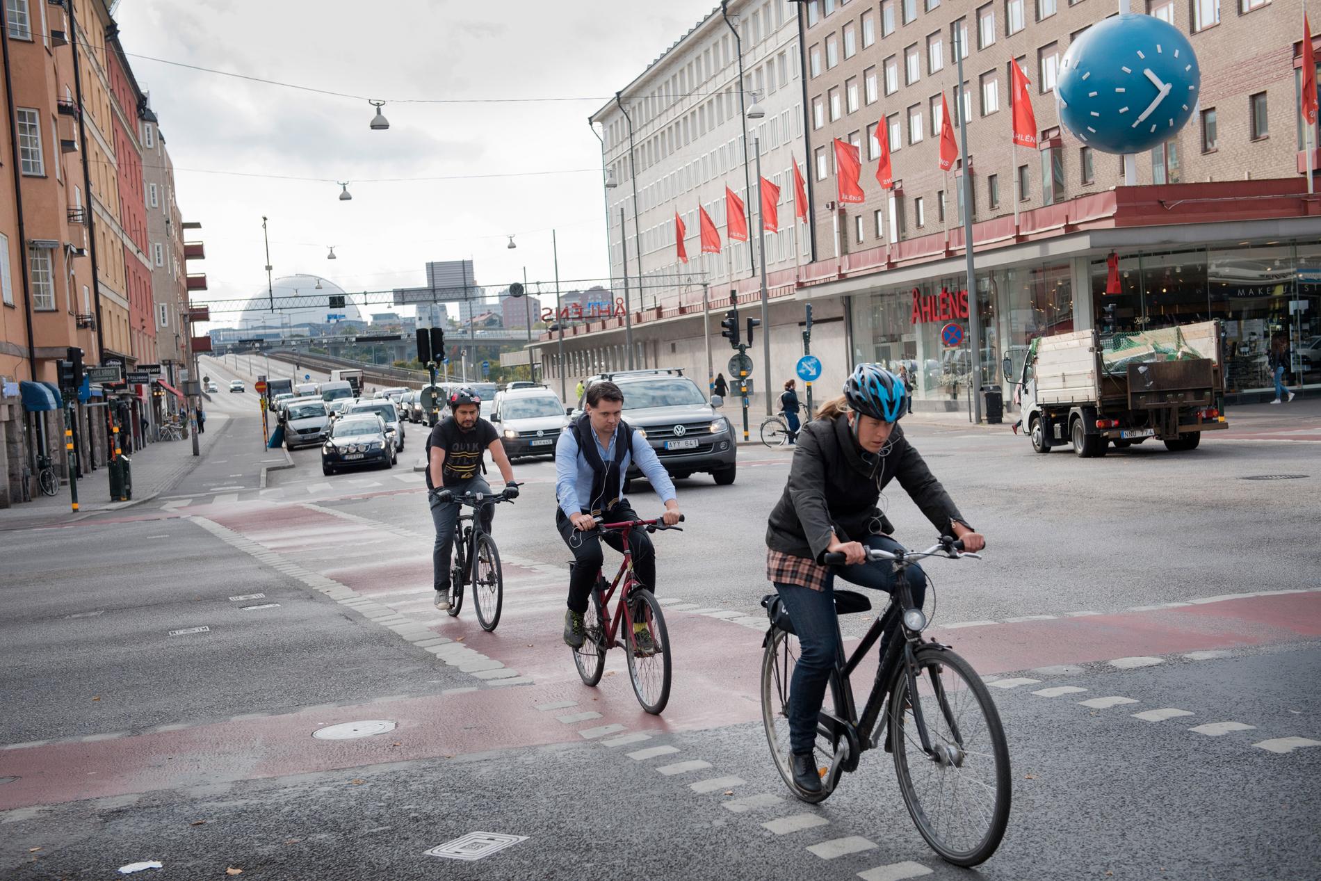 Cyklister och gångtrafikanter i Stockholm har en ökad risk att dö i förtid på grund av avgaserna de inandas, enligt en studie. Arkivbild.