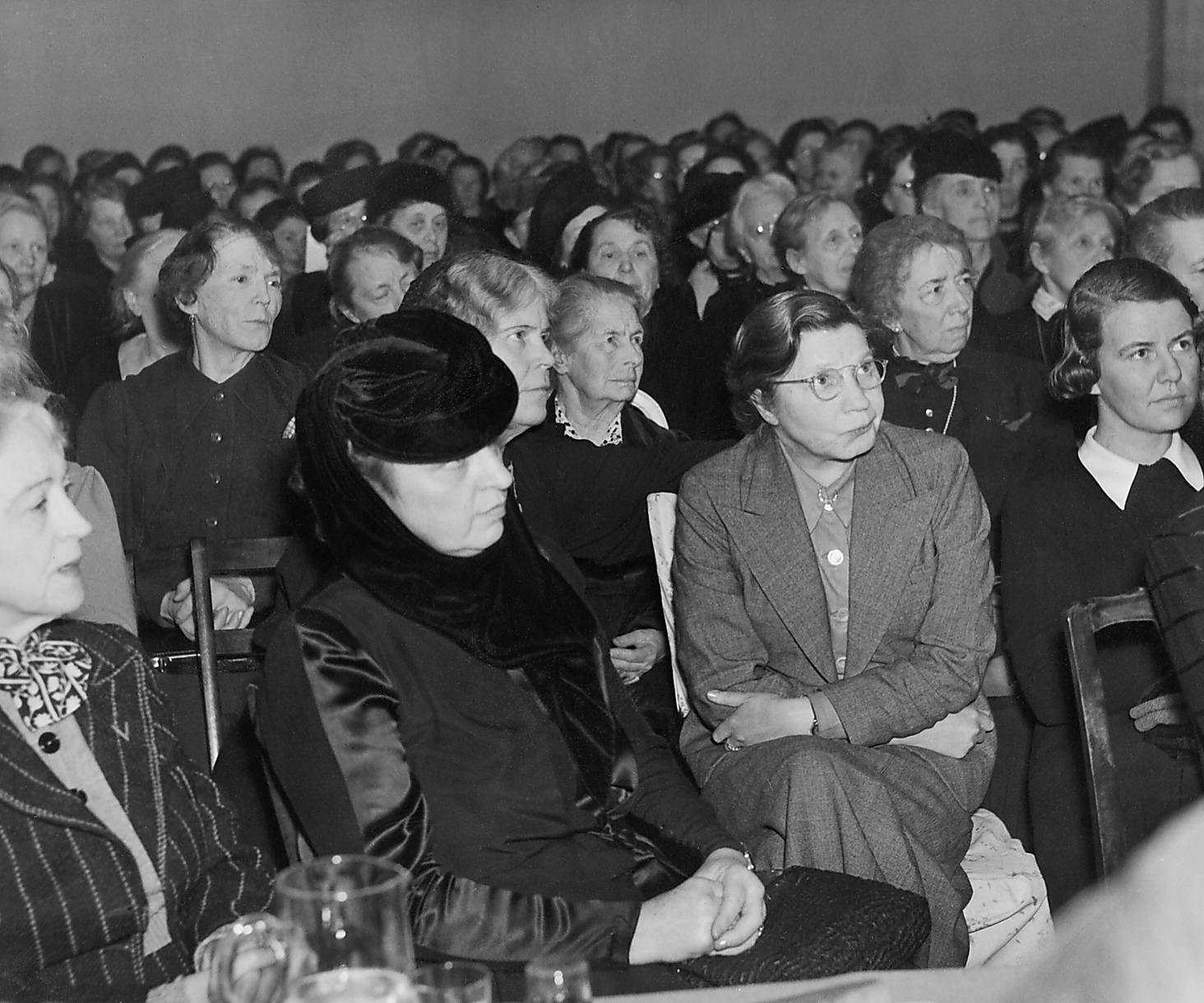 Kvinnomöte Marika Steirnstedt och Elin Wägner på första bänken när Fredrika Bremer-förbundet hade möte 1942. Foto: TT