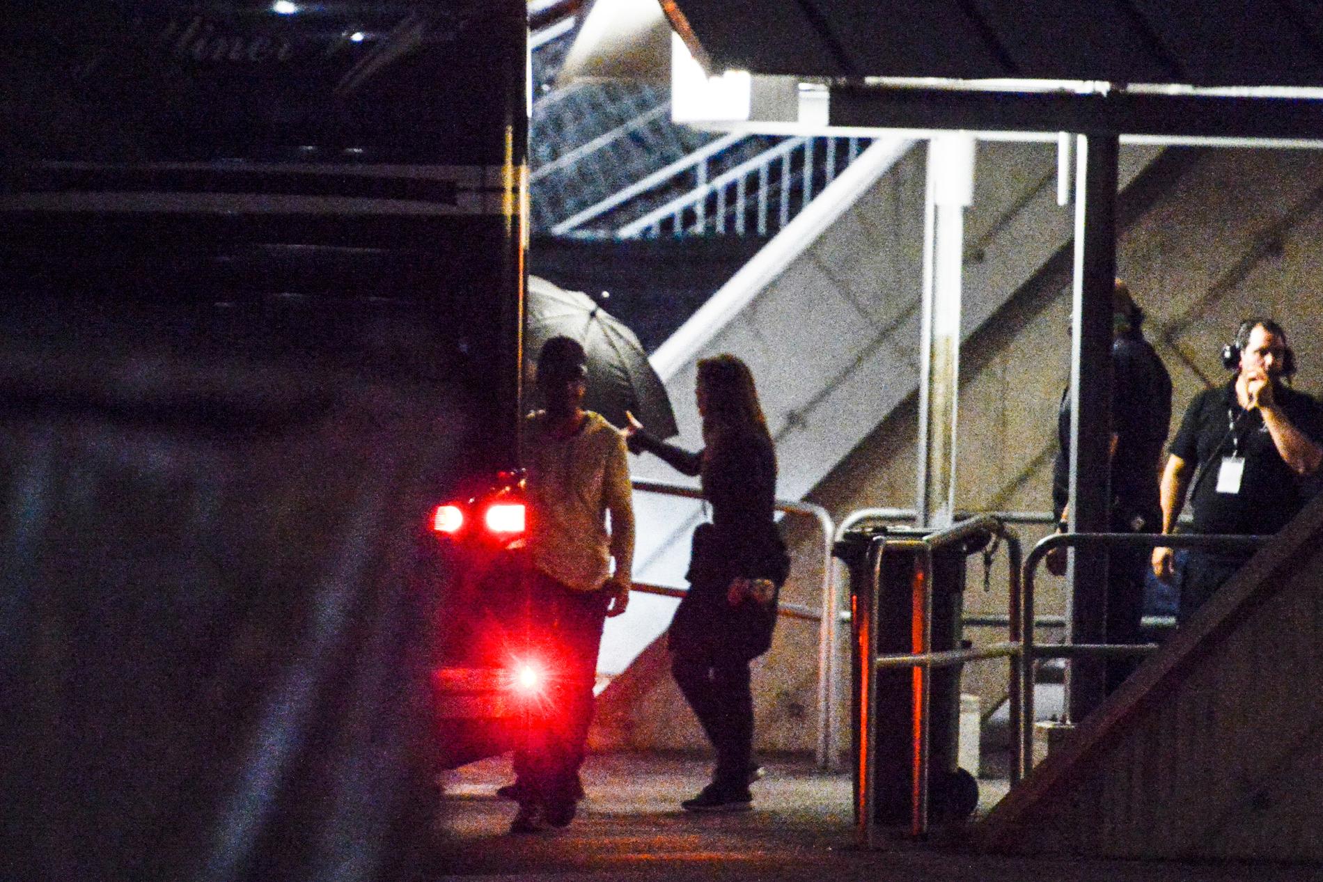 Efter konserten lämnade Britney Spears konserten i Sandviken under skydd av paraply och livvakter.