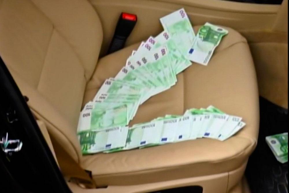 Pengar hittade i bil efter tillslag mot kriminellt gäng i Moldavien.
